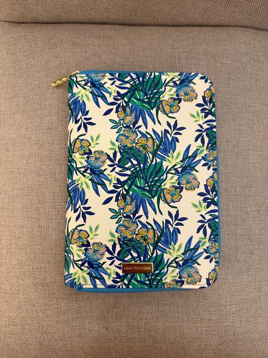 Lilly Pulitzer Handbags - Lilly Pulitzer Travel Jewelry Folio in ‘The Hottest Spot’ - Used Once!